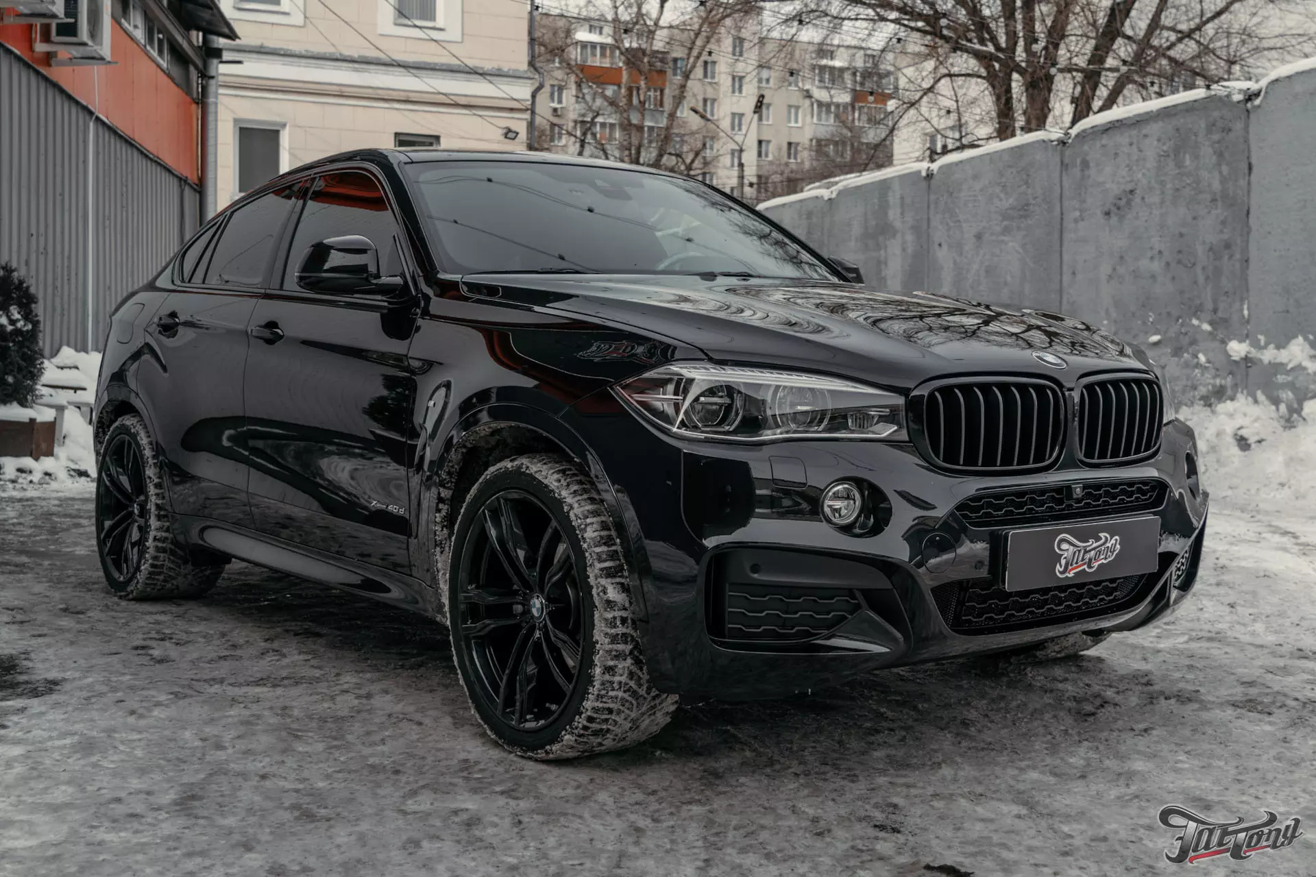 BMW X6. Перетяжка потолка в алькантару. Установка дополнительных сеток в бампер